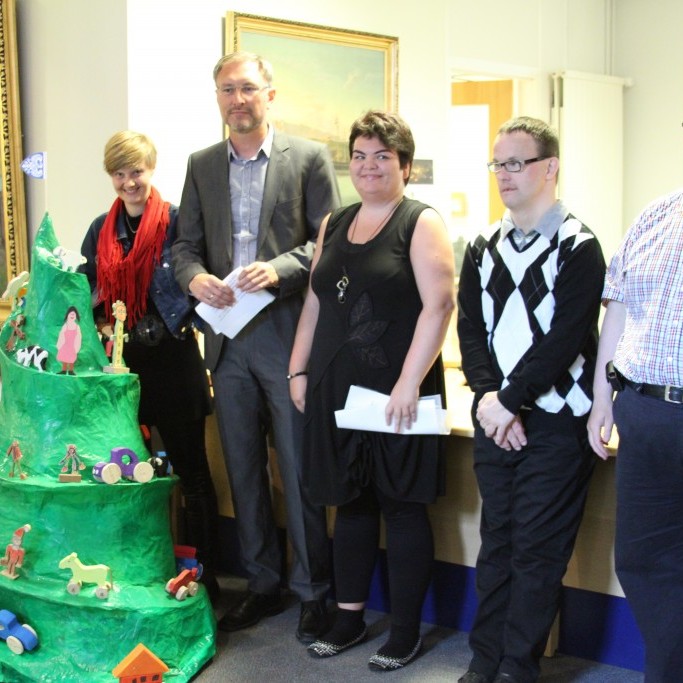 Nemendur á námskeiðinu Leikfangasmíð afhentu bæjarstjóra Akureyrar, Eiríki Birni Björgvinssyni, listaverkið „Ég kemst“
í tilefni af 150 ára afmæli bæjarins nú í ár. Verkið unnu nemendur í samstarfi við Brynhildi Kristinsdóttur. Það
á að minna okkur á að ef við setjum okkur raunhæf markmið, tökum eitt skref í einu og vöndum okkur þá komumst við
þangað sem við ætlum okkur.