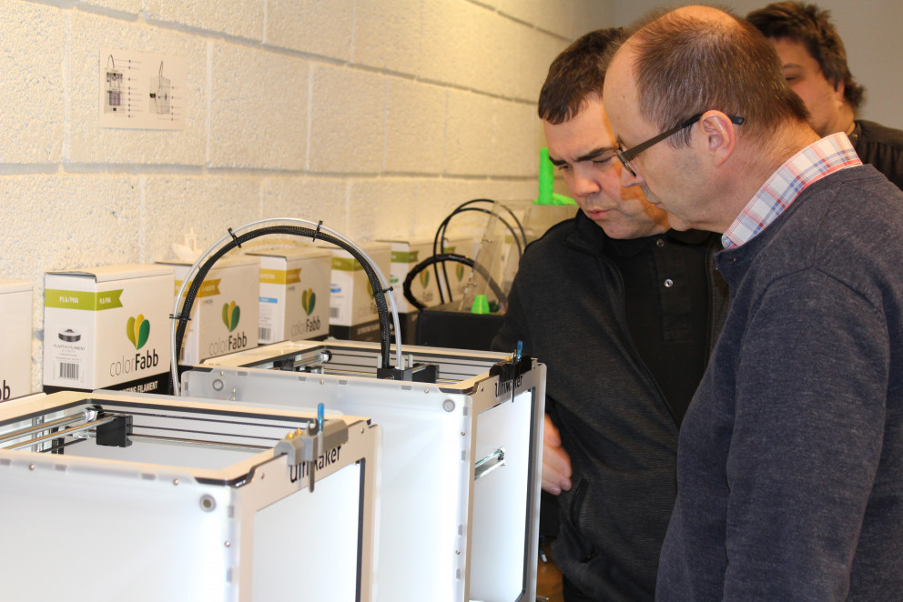 Fylgst með þrívíddarprentaranum að störfum í FAB-Lab smiðjunni í VMA.