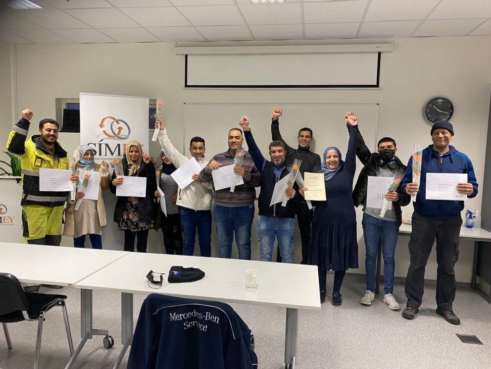 Þátttakendur á námskeiðinu og Ahmed kennari fagna annarlokum og þar með fyrsta áfanga námsins.