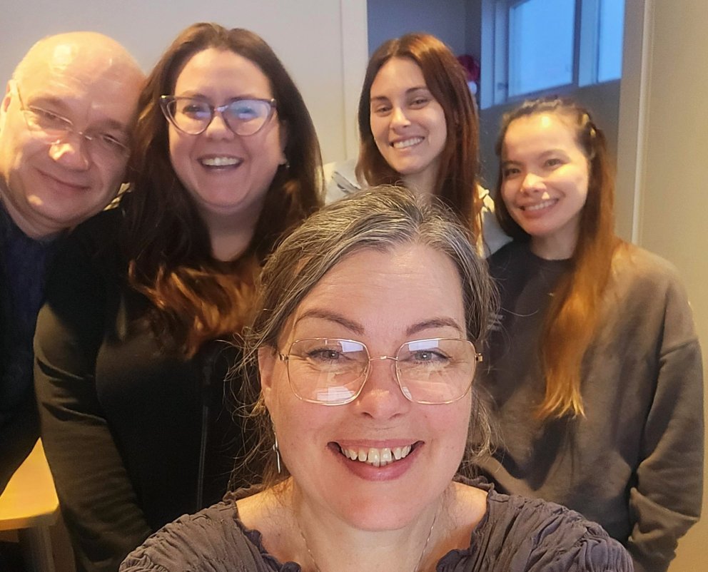 Dagbjört Ásgeirsdóttir íslenskukennari og fjórir nemendur hennar, starfsmenn leikskólans Krílakots á&hellip;