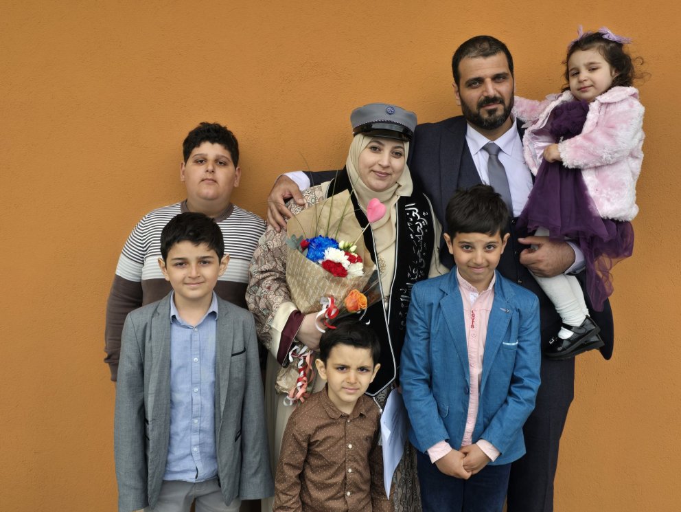 Sæl og glöð að lokinni brautskráningu í dag - Saja Abdullah Al Bdaiwi, Aadel eiginmaður hennar og fi&hellip;