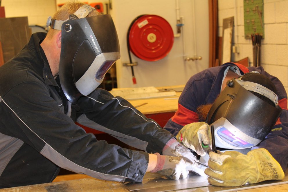 Vandað til verka á TIG-suðunámskeiðinu sem er núna í fullum gangi.