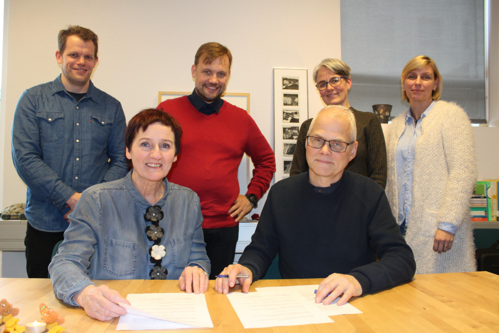 Við samningsborðið í húsakynnum fræðslusviðs Akureyrarbæjar í dag. Að baki Soffíu Vagnsdóttur, sviðs…