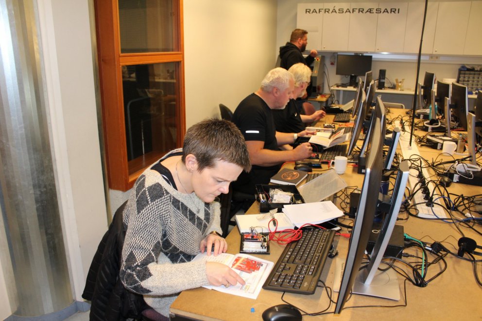 Fólk önnum kafið á námskeiði í FabLab Akureyri, sem er til húsa í Verkmenntaskólanum á Akureyri.