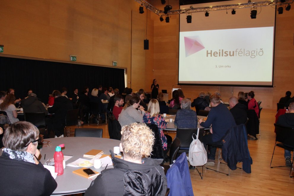 Þessi mynd var tekin á námskeiði Ragnheiðar Daggar Agnarsdóttur í Menningarhúsinu Hofi á Akureyri í …