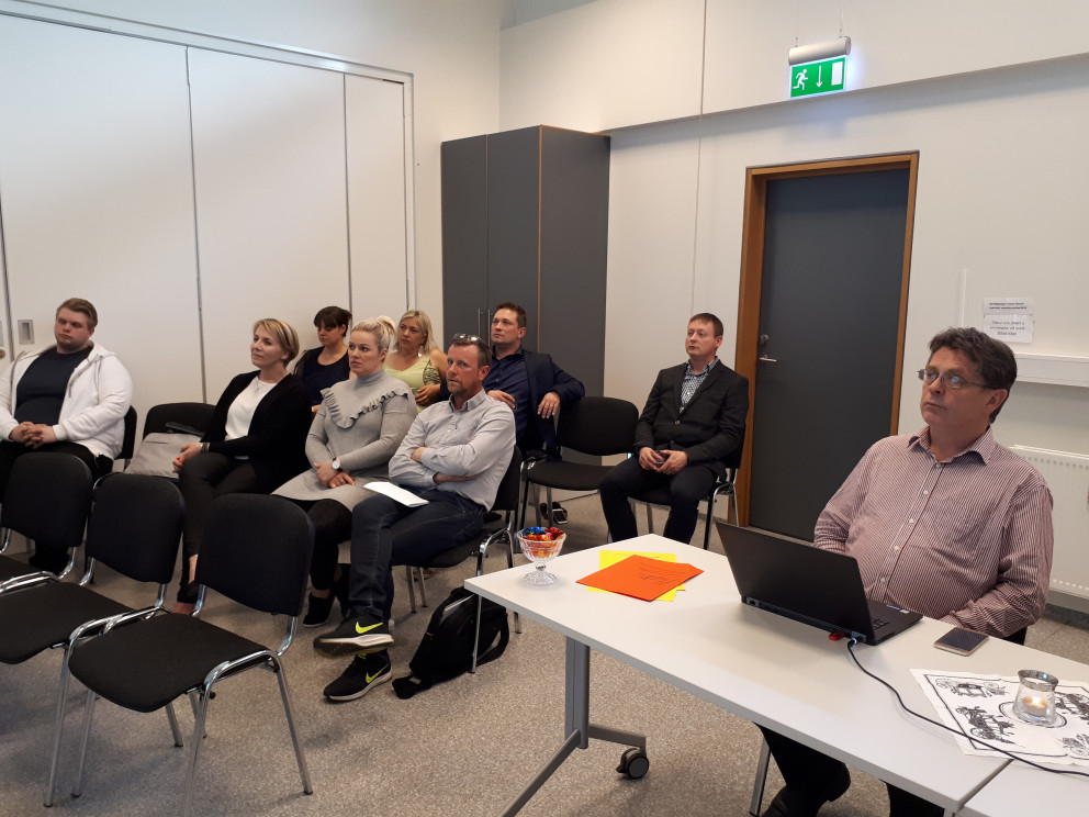 Nemendur og Sigurður Steingrímsson kennari fylgjast með kynningum á lokaverkefnum/viðskiptaáætlunum …