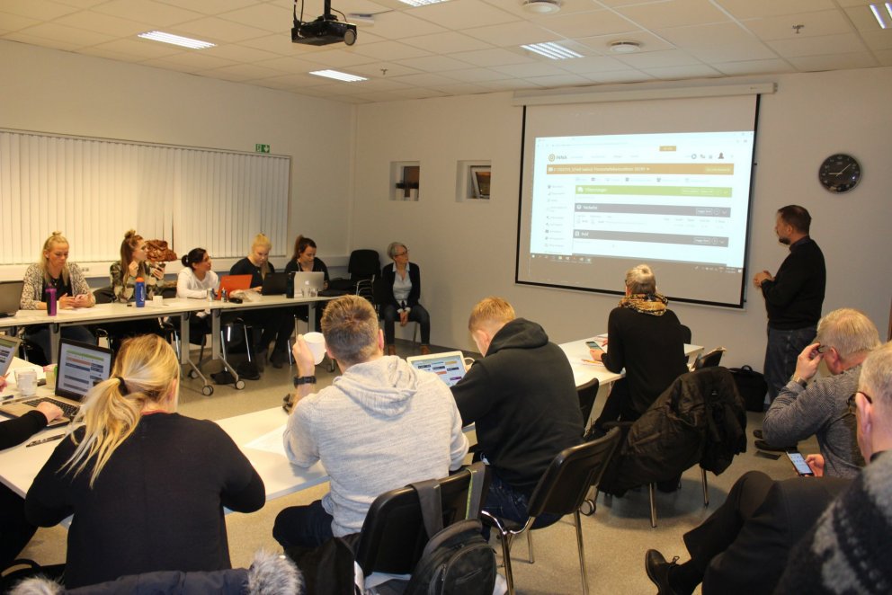 Helgi Þorbjörn Svavarsson, verkefnastjóri hjá SÍMEY, leiðbeinir nemendum í fyrstu kennslustundinni í…