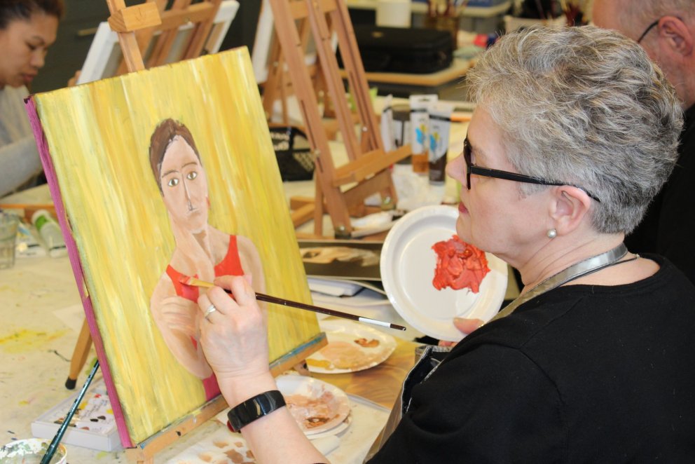 Lokahönd lögð á verk fyrir sýninguna í Gallerí SÍMEY, sem verður opnuð kl. 14:00 á morgun. Sýningin …