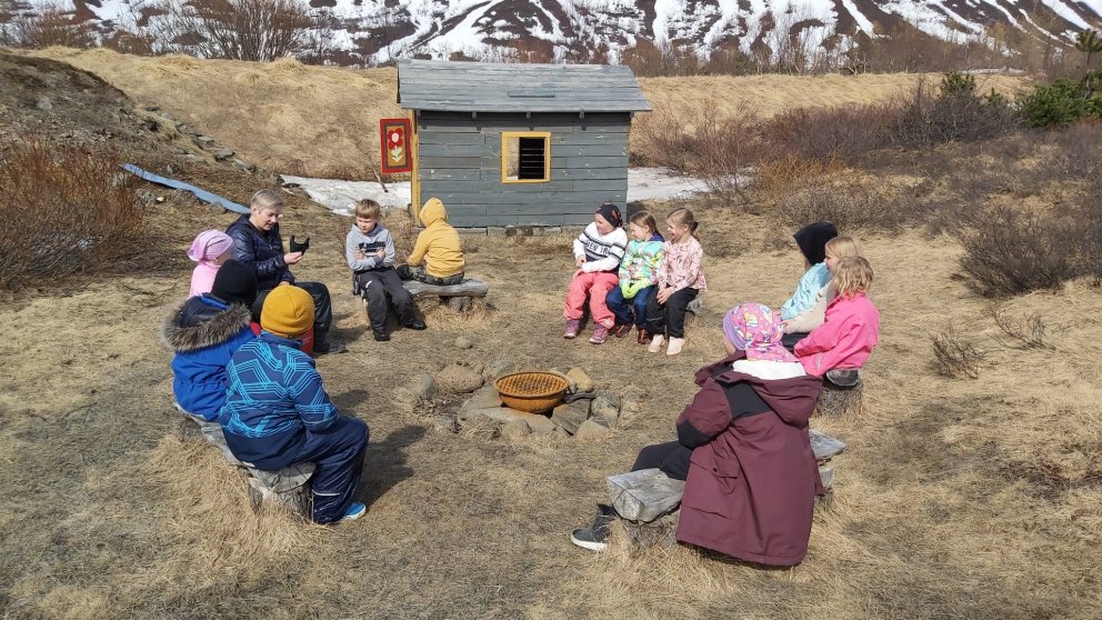 Allt skólaárið, einu sinni í viku eftir hádegið, er útiskóli yngstu nemenda í grunnskólanum og elstu…