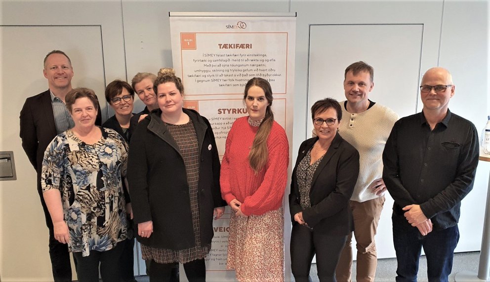 Guðmundur Ingi Guðbrandsson, félags- og vinnumarkaðsráðherra, og fylgdarfólk hans með nokkrum af sta…