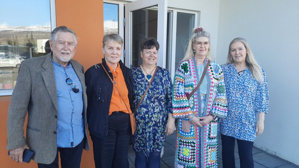 Kennararnir tveir með þremur af sex nemendum sínum við opnun sýningarinnar í SÍMEY í dag. Frá vinstr…