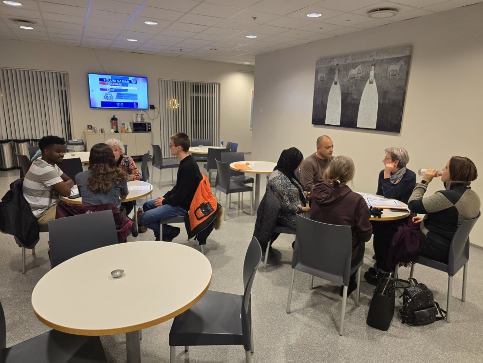 Hrefna og Guðrún Ásta á hraðíslenskunámskeið í SÍMEY með nemendum á þriðja þrepi.