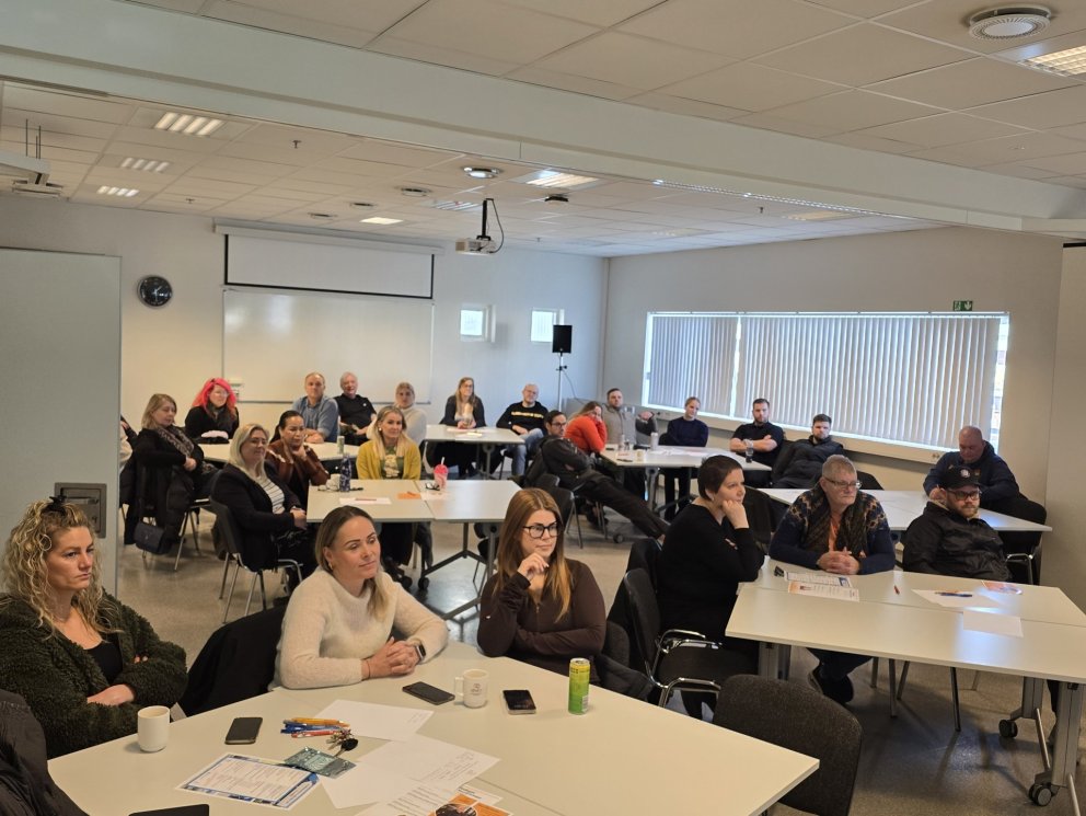 Starfsmenn Velferðarsviðs Akureyrarbæjar hlýða á fyrirlestur Önnu Steinsen þjálfara hjá KVAN um jákv…