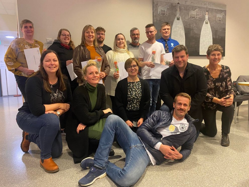 Starfsmenn íþróttamannvirkja á Akureyri og í Eyjafjarðarsveit með viðurkenningarskjöl sín. Með þeim …