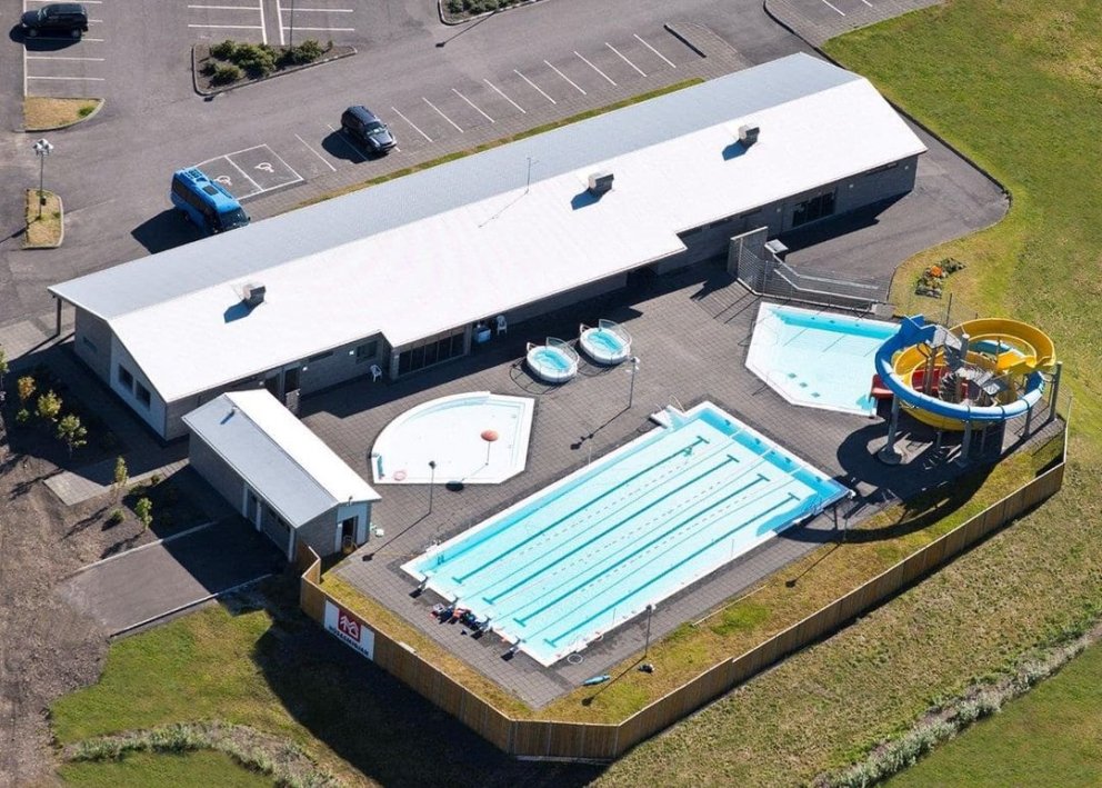 Eitt af íþróttamannvirkjum í Fjarðabyggð er sundlaugin á Eskifirði. Mynd fengin af facbooksíðu Fjarð…