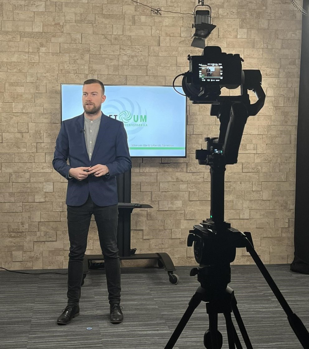 Jóhannes Bjarki Urbancic Tómasson er hér í upptökum í SÍMEY á stuttum erindum um hringrásarhagkerfið…