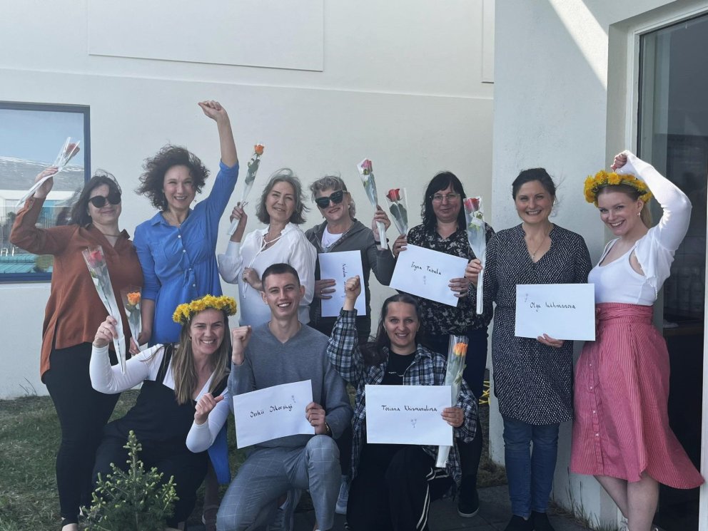 Hluti nemenda í Skólasmiðjunni á brautskráningardegi með kennurum sínum og og verkefnastjórum í SÍME…