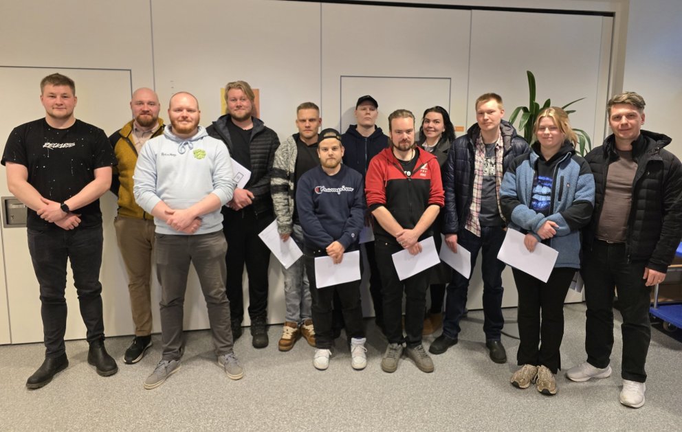 Dyraverðirnir tólf sem luku námi sínu í SÍMEY í gær.