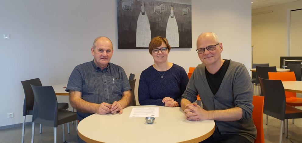 Að lokinni undirskrift. F.v.: Björn Snæbjörnsson, Ingunn Helga Bjarnadóttir, verkefnastjóri og ráðgj…