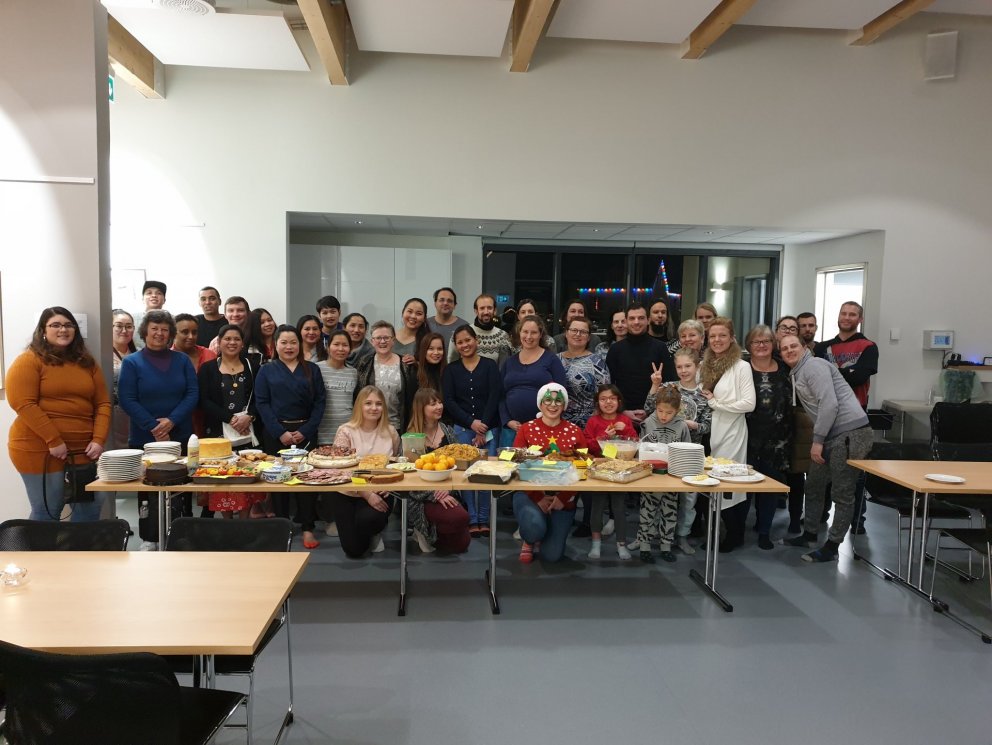 Á fimmta tug nemenda og kennara á íslensku- og spænskunámskeiðunum hittust í samkomusal Menntaskólan…