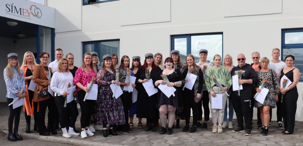 Brautskráningarnemar að lokinni brautskráningu í dag.