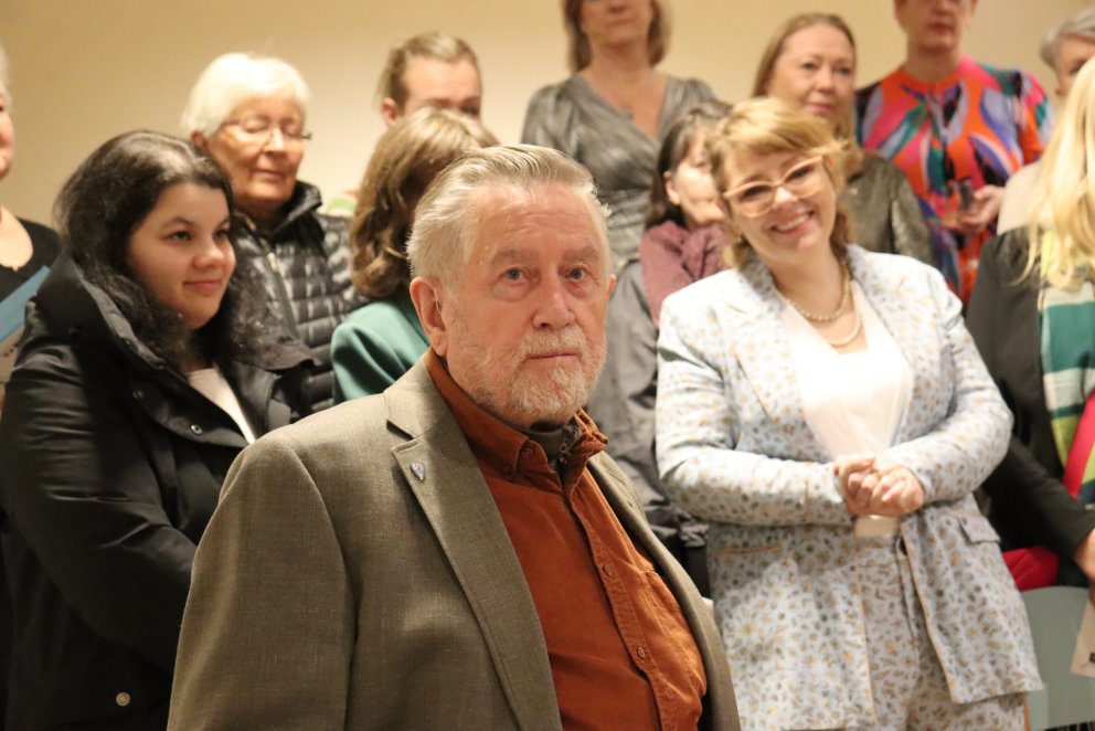 Guðmundur Ármann Sigurjónsson, listrænn ráðunautur við uppsetningu sýningarinnar, við opnun hennar í…