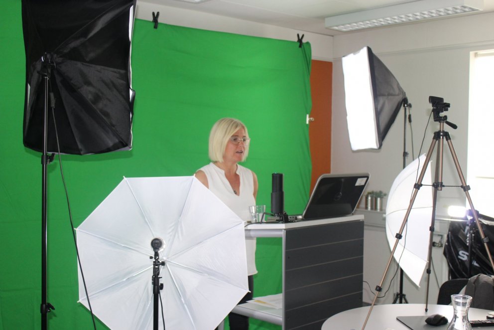 Hrafnhildur Guðjónsdóttir flytur hér erindi úr hljóð- og myndveri SÍMEY í gegnum vefinn um Barnasátt…