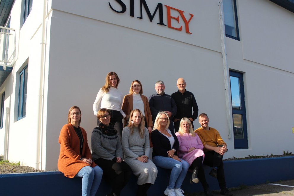 Starfsfólk SÍMEY og Símenntunarmiðstöðvarinnar á Vesturlandi. Standandi frá vinstri: Kristín Björk G…