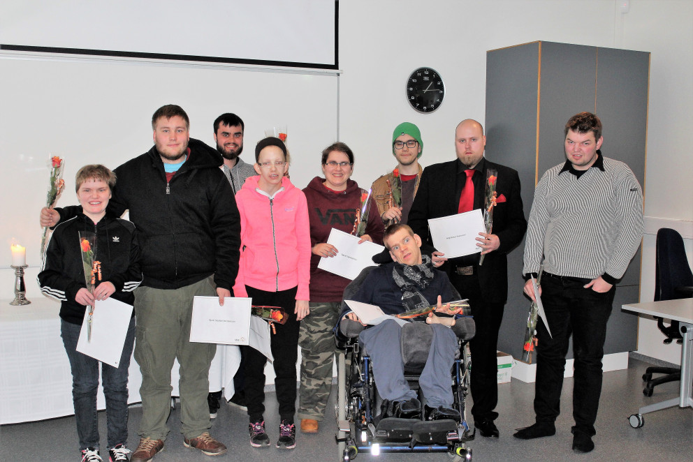 Níu af tíu nemendum sem brautskráðust að þessu sinni úr náminu Sterkari starfsmaður voru viðstaddir …