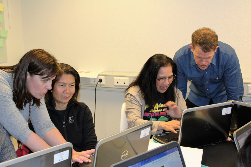 Kristín Björk Gunnarsdóttir og Kristján Sturluson, verkefnastjórar hjá SÍMEY, aðstoða fiskverkakonur…