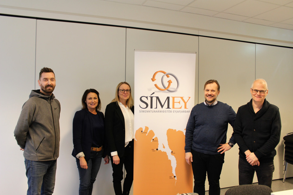 Að lokinni undirritun samstarfssamningsins. Frá vinstri: Róbert Aðalsteinsson og Steinunn Heba Finns…