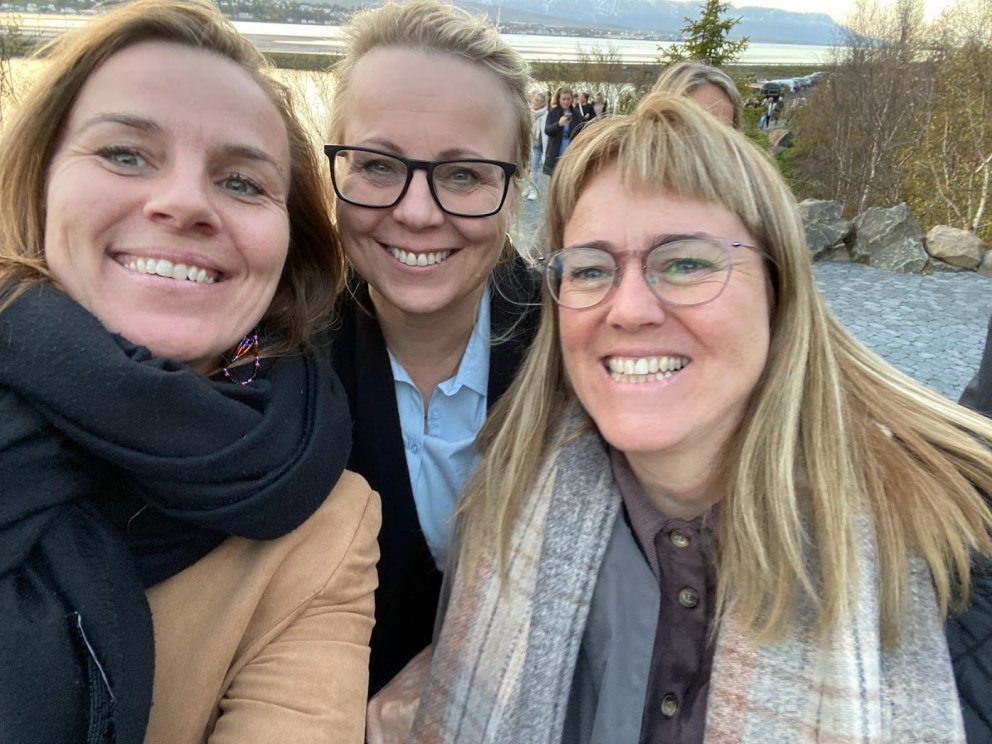 Við Skógarböðin eftir fróðlegan fundardag. Kristín Björk Gunnarsdóttir, verkefnastjóri í SÍMEY, Hild…