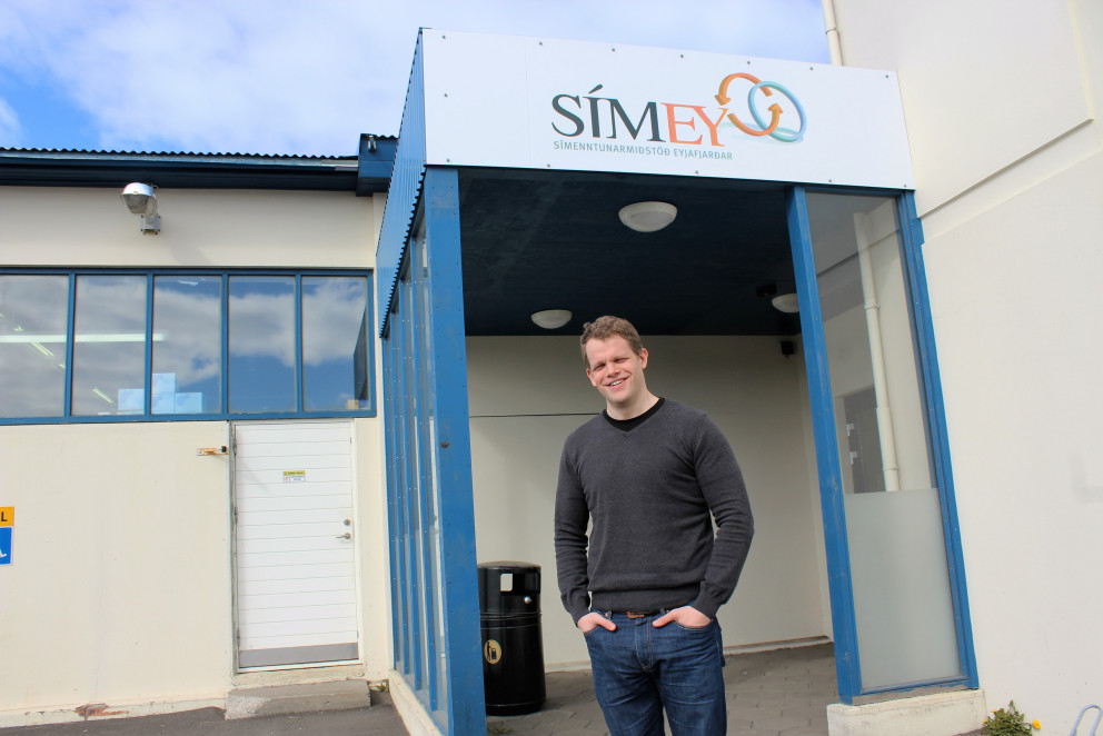 Kristján Sturluson við innganginn að sínum nýja vinnustað við Þórsstíg.