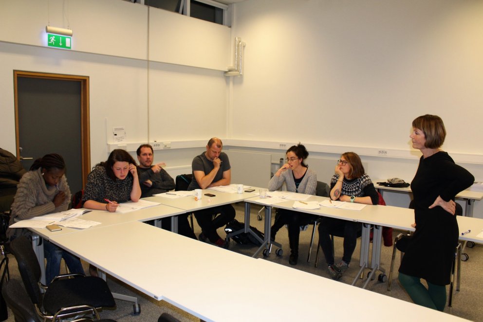 Nú eru kennd samtals fimmtán íslenskunámskeið á vegum SÍMEY á Akureyri og Dalvík. Hér er Sólveig Jón…