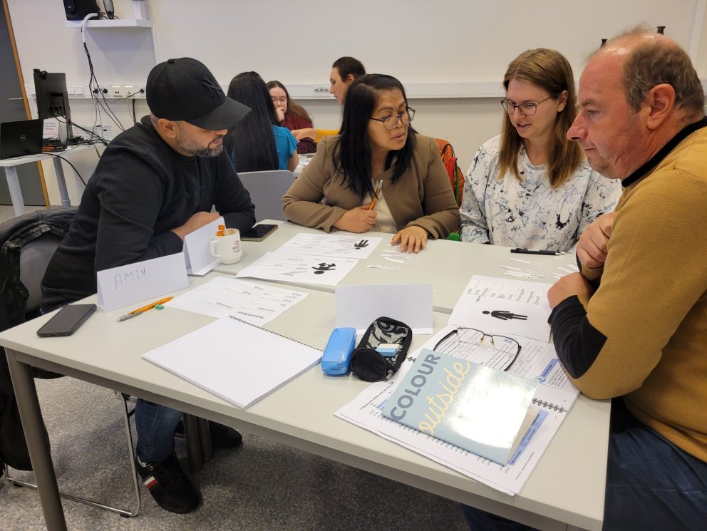 Kennsla í SÍMEY í íslensku sem öðru máli.