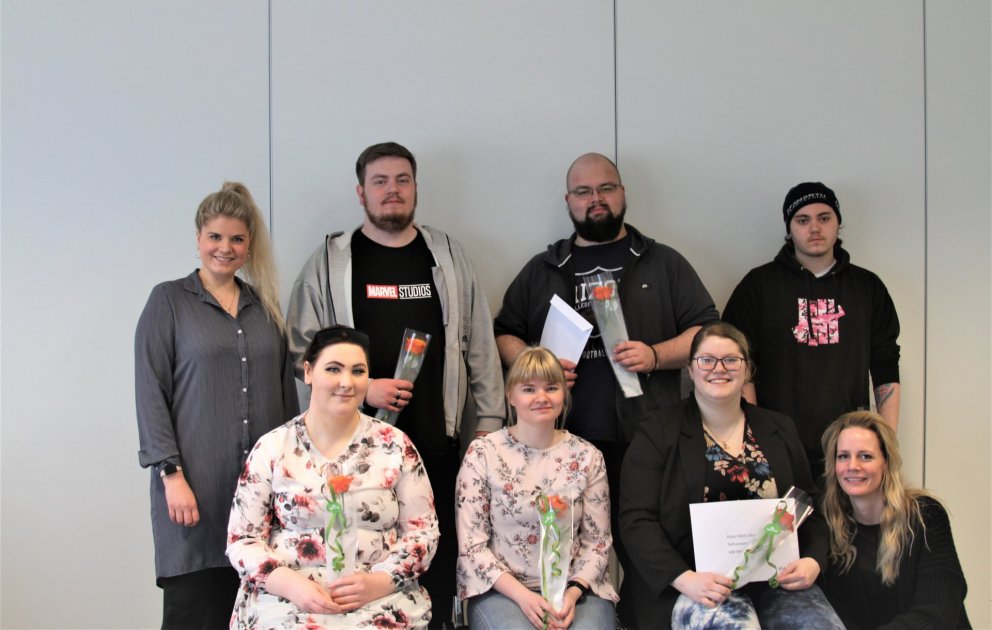 Sex af sjö þátttakendum sem brautskráðust úr Stökkpalli. Með þeim á myndinni eru Sandra Sif Ragnarsd…