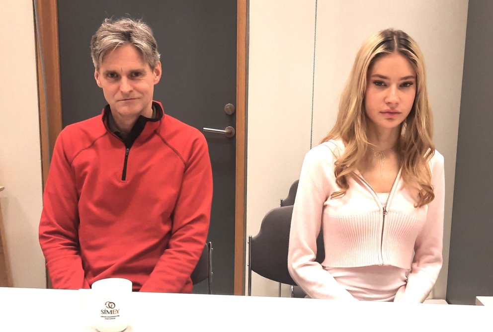 Peter Höller og Flora Neumann læra íslensku í SÍMEY.