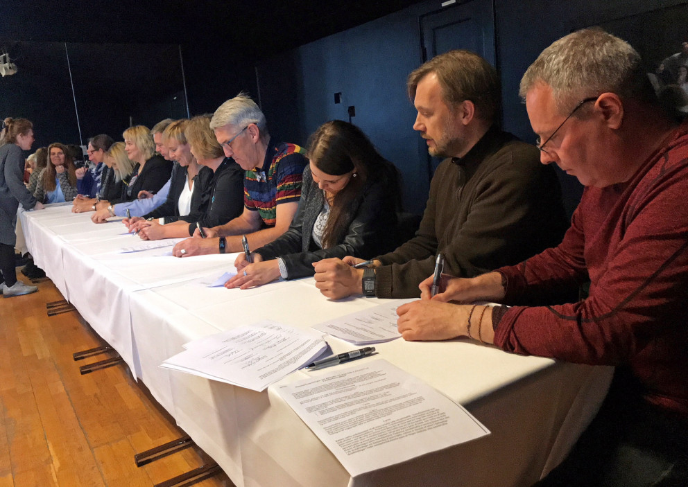 Skrifað undir samninginn í Rósenborg í dag. Mynd: Ragnar Hólm Ragnarsson/Akureyrarbær
